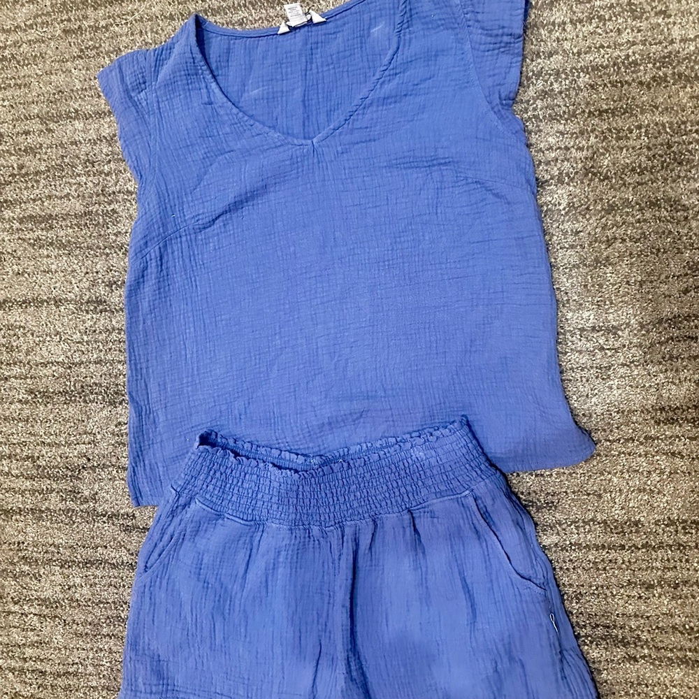 Three Dots matching short set!